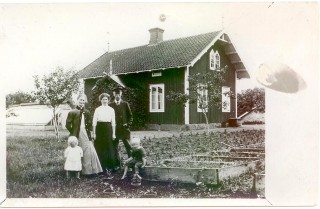 135 Trädgårdsmästare Jansson med familj i Kronobäck