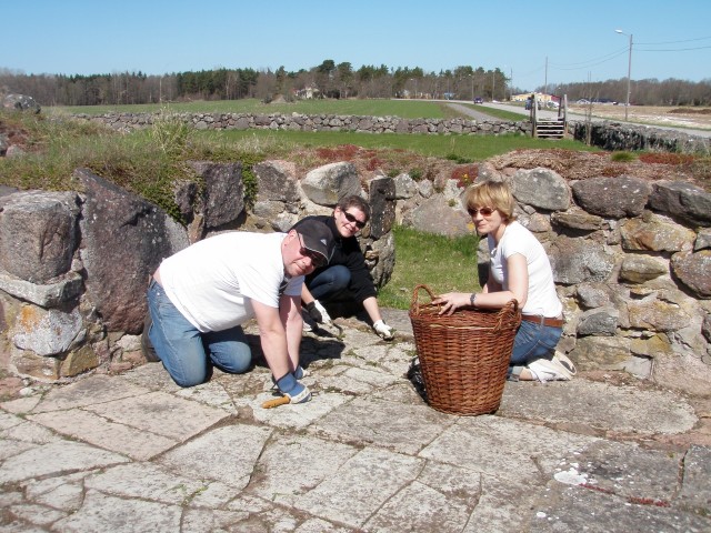 Peter, Ulrika och Helen rensar i koret