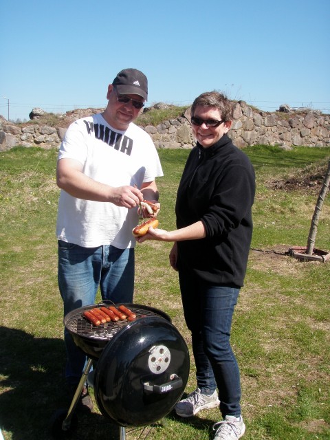 Peter och Ulrika vid grillen