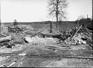 127, gravsten över medlem av ätten Thott, under framgrävning